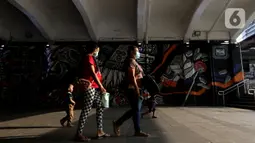 Warga melintasi kawasan terowongan Kendal, Jakarta, Selasa (28/9/2021). Indonesia pernah mengalami dua kali lonjakan kasus Covid-19 pada Januari dan Juli 2021. Lonjakan tersebut lebih disebabkan faktor internal dan sikap abai masyarakat terhadap protokol kesehatan. (Liputan6.com/Helmi Fithriansyah)