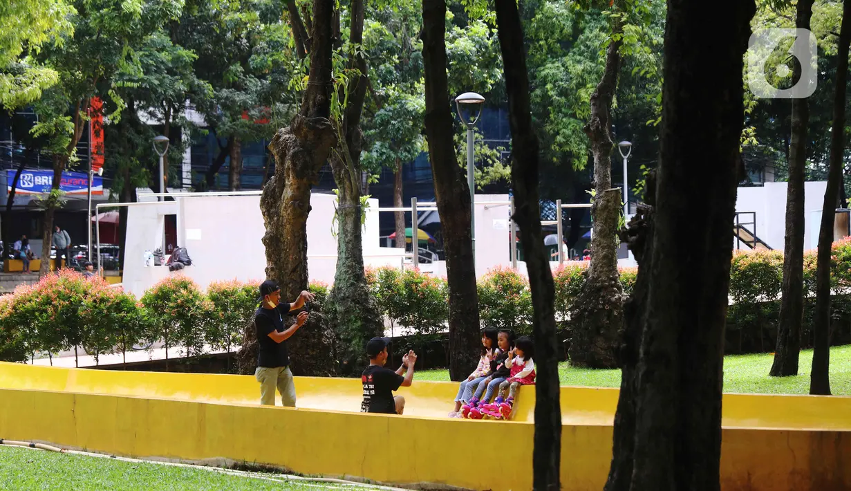Anak-anak saat foto di area Taman Puring, Jakarta Selatan, Minggu (26/12/2021). Memanfaatkan libur Natal dan Tahun Baru banyak warga memanfaatkan bersama keluarga berwisata ke taman karena hemat biaya. (Liputan6.com/Angga Yuniar)