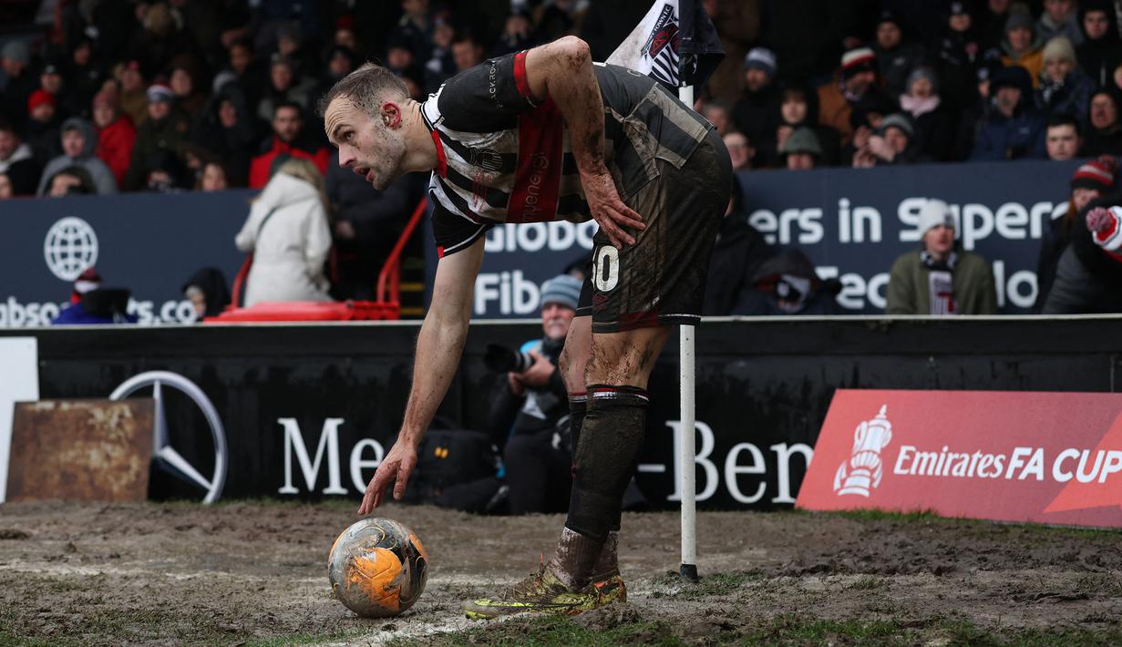 Lapangan pertandingan Blundell Park yang digunakan untuk pertandingan putaran keempat Piala FA 2025/2026 antara tuan rumah Grimsby melawan Wolverhampton, Minggu (15/02/2026) waktu setempat, mengundang perhatian. (AFP/Darren Staples)