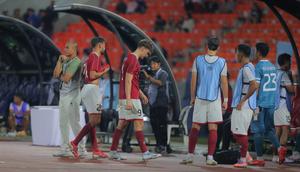 Raut muka kekecewaan para pemain Timnas Indonesia U-22 setelah selesai bertanding Timnas Indonesia U-22 melawan Myanmar U-22 di Stadion 700th Anniversary, Chiang Mai, Jumat (12/12/2025) malam WIB.