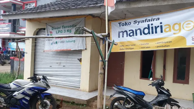 Salah satu kios yang digunakan para PKM BLT minyak goreng untuk menukar beras sebanyak 17 kilogram (kg) yang sudah dipersiapkan aparatur desa Sarimukti, Garut.
