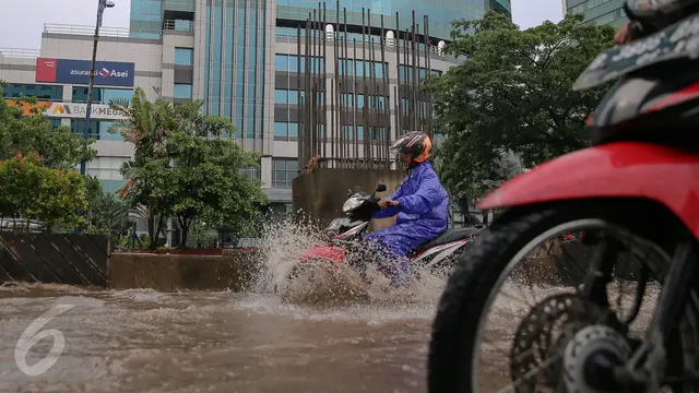 20151124-Awas, Jalur Lambat Rasuna Said Tergenang Air Akibat Hujan Lebat-Jakarta