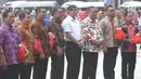 Menkumham Yasona Laoly berpose bersama jelang melepas ratusan pegawai dan keluarganya untuk mudik bersama ke kampung halaman, Jakarta (22/6). Ada 5 bus yang digunakan dalam mudik bersama ini. (Liputan6.com/Helmi Afandi) 
