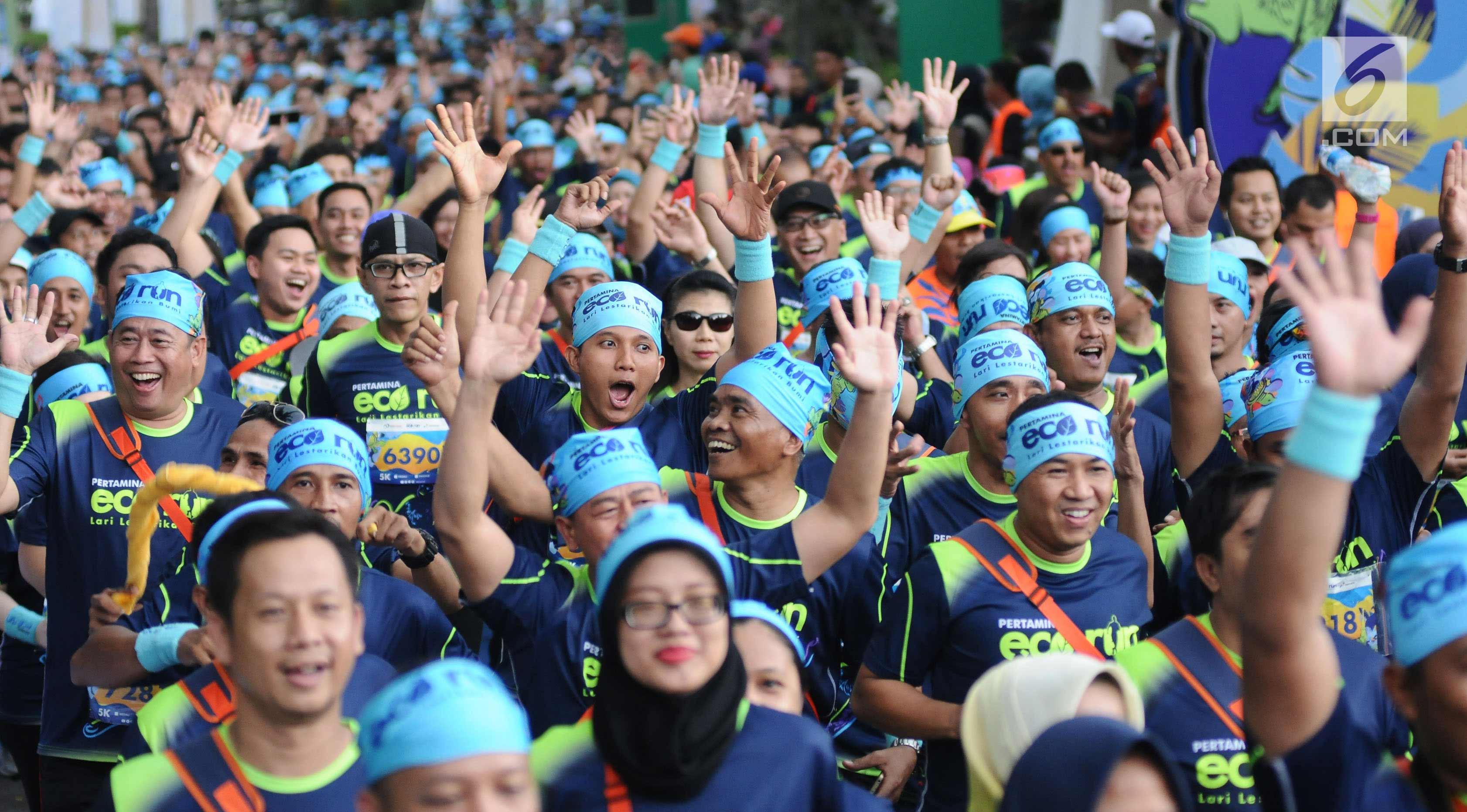 Pelari mengangkat tangan start lomba Pertamina Eco Run 2017 di Pantai Karnaval Ancol, Jakarta, Sabtu (16/12). Pertamina Eco Run 2017 diikuti ribuan pelari dari tiga kategori, yakni master, umum dan pelajar. (Liputan6.com/Helmi Fithriansyah)