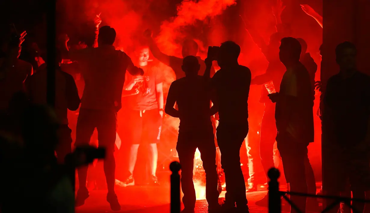 Sejumlah suporter timnas Inggris menyalakan flare jelang pertandingan melawan Wales di Lille, Prancis, (15/6). UEFA mengancam akan mendiskualifikasi tim Inggris dari Piala Eropa 2016 jika para suporter membuat kerusuhan kembali. (REUTERS/Wolfgang Rattay)