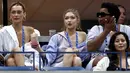 Supermodel Gigi Hadid bersama adiknya, Bella Hadid menyaksikan perempat final tunggal putri antara petenis AS, Serena Williams melawan Karolina Pliskova (Ceko) pada hari ke-9 turnamen AS Terbuka di New York, Selasa (4/9). (Julian Finney/Getty Images/AFP)