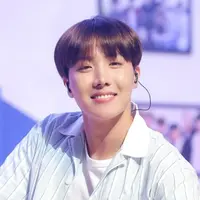 Kisah cinta J-Hope BTS sungguh menyedihkan, lantaran ia pernah punya pacar saat masih di sekolh namun pacarnya meninggalkannya demi laki-laki lain. (Foto: soompi.com)