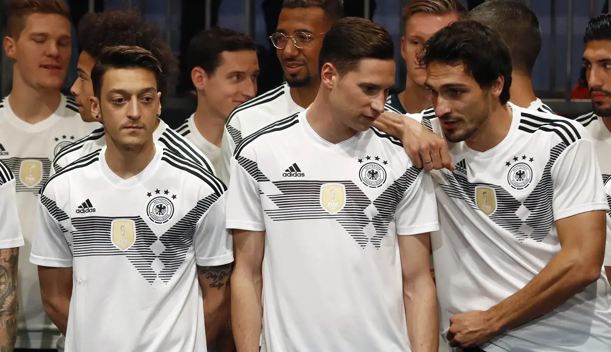 Para pemain Jerman memperkenalkan jersey yang akan digunakan untuk Piala Dunia 2018 di Berlin, Selasa (7/11/2017). Dengan jersey ini Der Panser akan berjuang mempertahankan gelar juara dunia. (AFP/Odd Andersen)