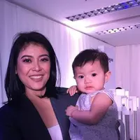 Di era digital, Model Sigi Wimala lebih ketat mengawasi anak dalam penggunaan internet.