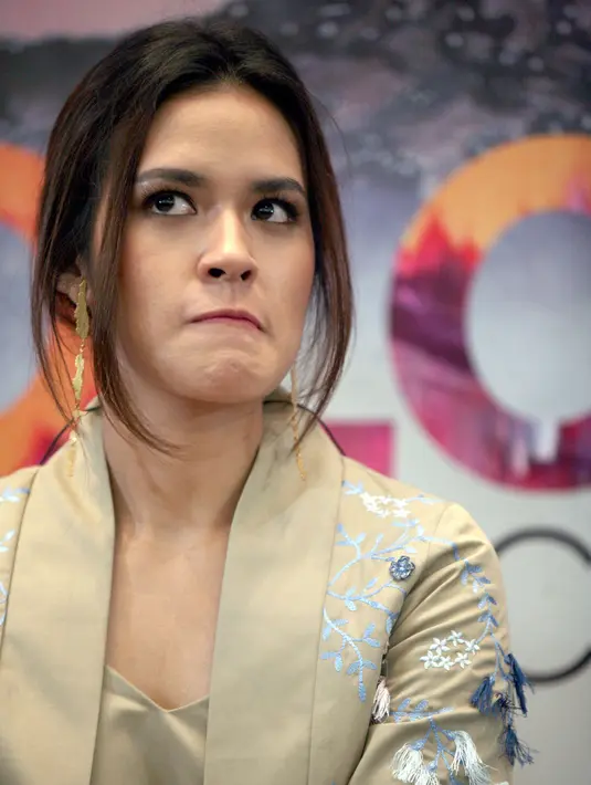 Lagu berjudul Teduhnya Wanita ini merupakan karya dari istri Hamish Daud tersebut. Ia menuliskan lagu berdasarkan dari garis besar film tersebut. ia dibantu oleh orang yang selama ini dibantu oleh partnernya selama ini. (Nurwahyunan/Bintang.com)