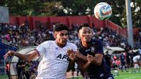 Jefinho (kiri) ketika masih membela Persik di BRI Liga 1 2023/2024. (Bola.com/Gatot Sumitro)