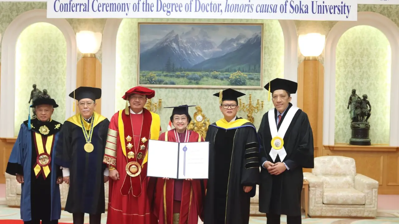 Megawarti Soekarnoputri Menerima Penghargaan Honoris Causa dari Universitas Soka Jepang