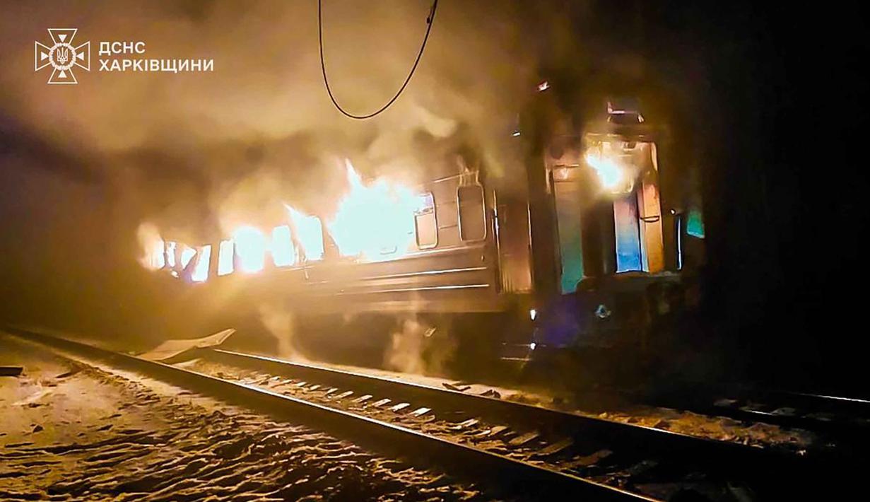 Presiden Ukraina, Volodymyr Zelensky mengecam serangan Rusia terhadap sebuah kereta penumpang sebagai terorisme. Tampak foto yang dirilis oleh Layanan Darurat Ukraina pada 27 Januari 2026 ini menunjukkan gerbong kereta yang terbakar setelah serangan udara di lokasi yang tidak diungkapkan di wilayah Kharkiv, di tengah invasi Rusia ke Ukraina. (Handout/UKRAINIAN EMERGENCY SERVICE/AFP)