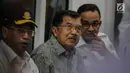 Wakil Presiden Jusuf Kalla didampingi Menteri Perhubungan Budi Karya Sumadi dan Gubernur DKI Anies Baswedan menjajal MRT dari Stasiun Bundaran HI, Jakarta, Rabu (20/2). Kalla menaiki MRT dari Bundaran HI menuju Lebak Bulus. (Liputan6.com/Faizal Fanani)