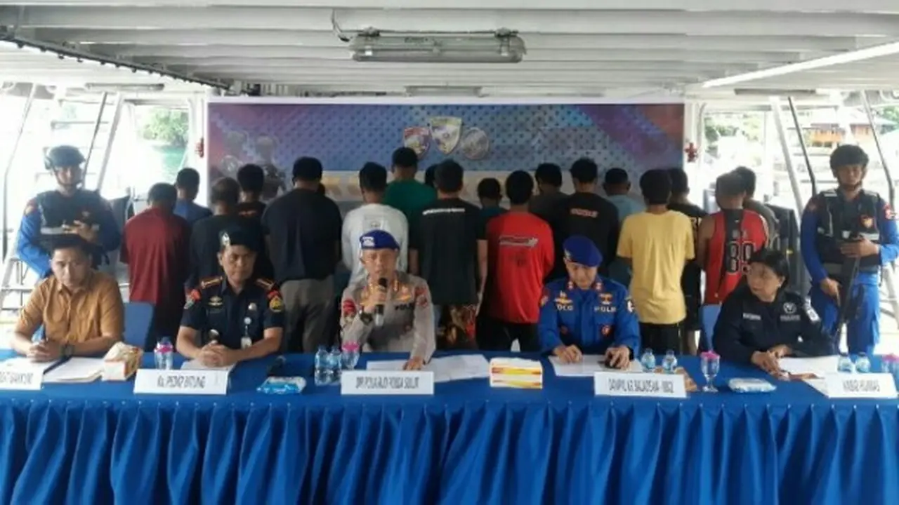 Dirpolairud Polda Sulut Kombes Pol Kukuh Prabowo saat memimpin jumpa pers.