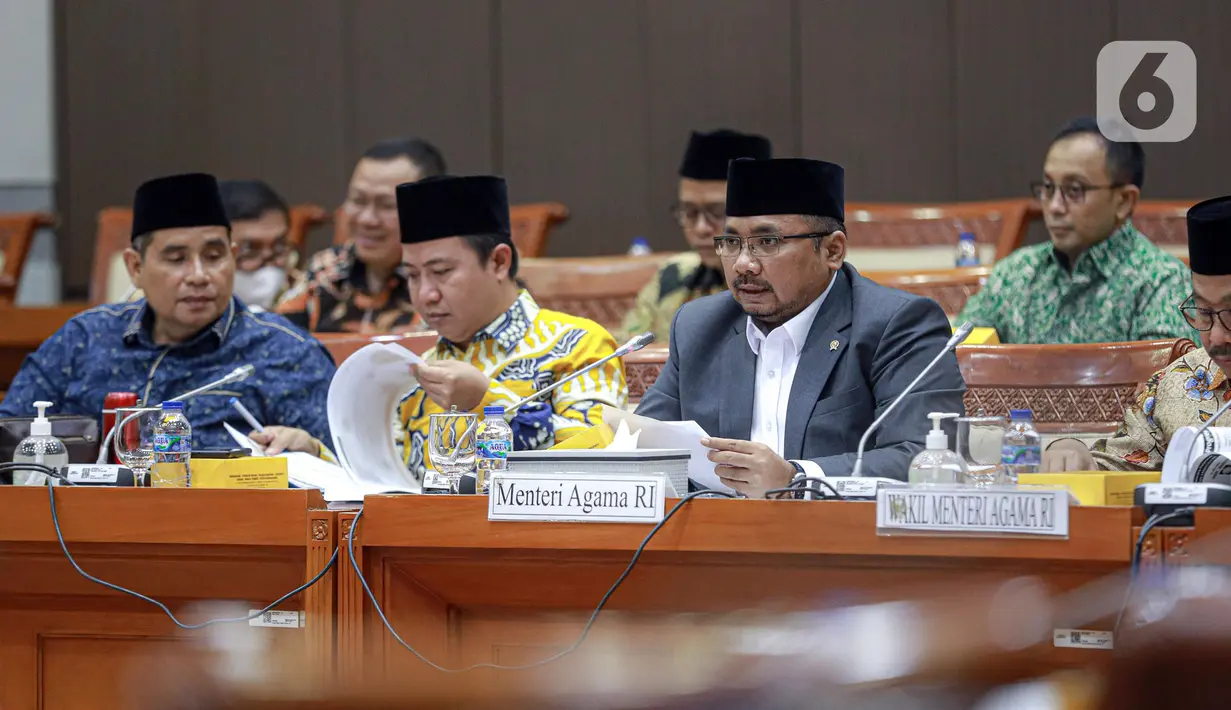 Menteri Agama Yaqut Cholil Qoumas (depan, kedua kanan) saat rapat kerja dengan Komisi VIII DPR RI di Gedung Parlemen, Jakarta, Kamis (19/1/2023). Rapat kerja membahas kinerja penyelenggaraan ibadah Haji. (Liputan6.com/Faizal Fanani)