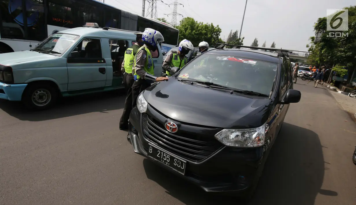 Polisi menggelar razia kendaraan pribadi yang menggunakan rotator di Jakarta, Jumat (13/10). Ketentuan penggunaan lampu isyarat ini ada dalam Pasal 59 Undang-Undang Nomor 22 tahun 2009 tentang Lalu Lintas dan Angkutan Jalan. (Liputan6.com/Angga Yuniar)