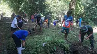 Kegiatan bersih-bersih warga pengungsi Gunung Ruang bersama Koramil Pineleng di BPMP Sulut, Desa Pineleng Dua, Kabupaten Minahasa, Sulut, Sabtu (18/5/2024).