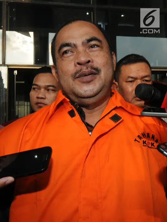 Wakil Ketua DPRD Kota Malang, Bambang Sumarto memberi keterangan usai menjalani pemeriksaan di gedung KPK, Jakarta, Kamis (29/3). Bambang ditahan terkait dugaan suap APBD-P Pemerintah Kota Malang Tahun Anggaran (TA) 2015. (Merdeka.com/Dwi Narwoko)