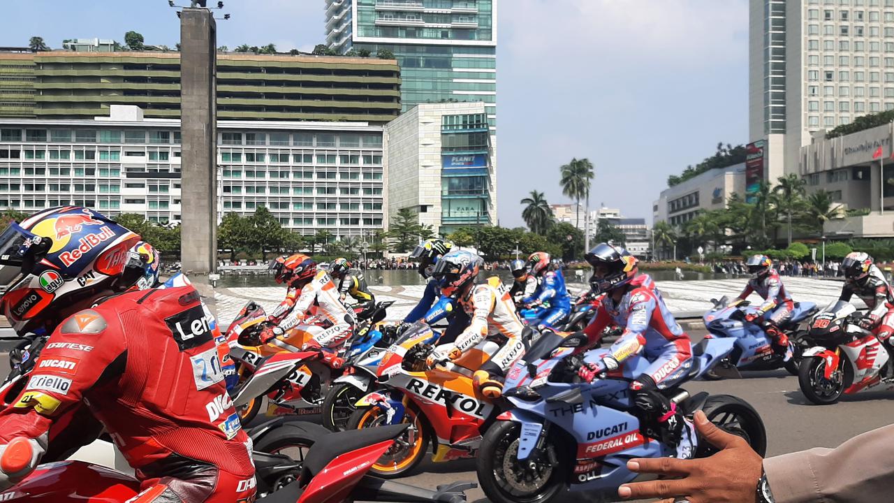 Sejumlah pembalap MotoGP melakukan parade dari Jalan Medan Merdeka Utara atau depan Istana Merdeka menuju Bundaran Hotel Indonesia (HI) Jakarta, Rabu (16/3/2022).
