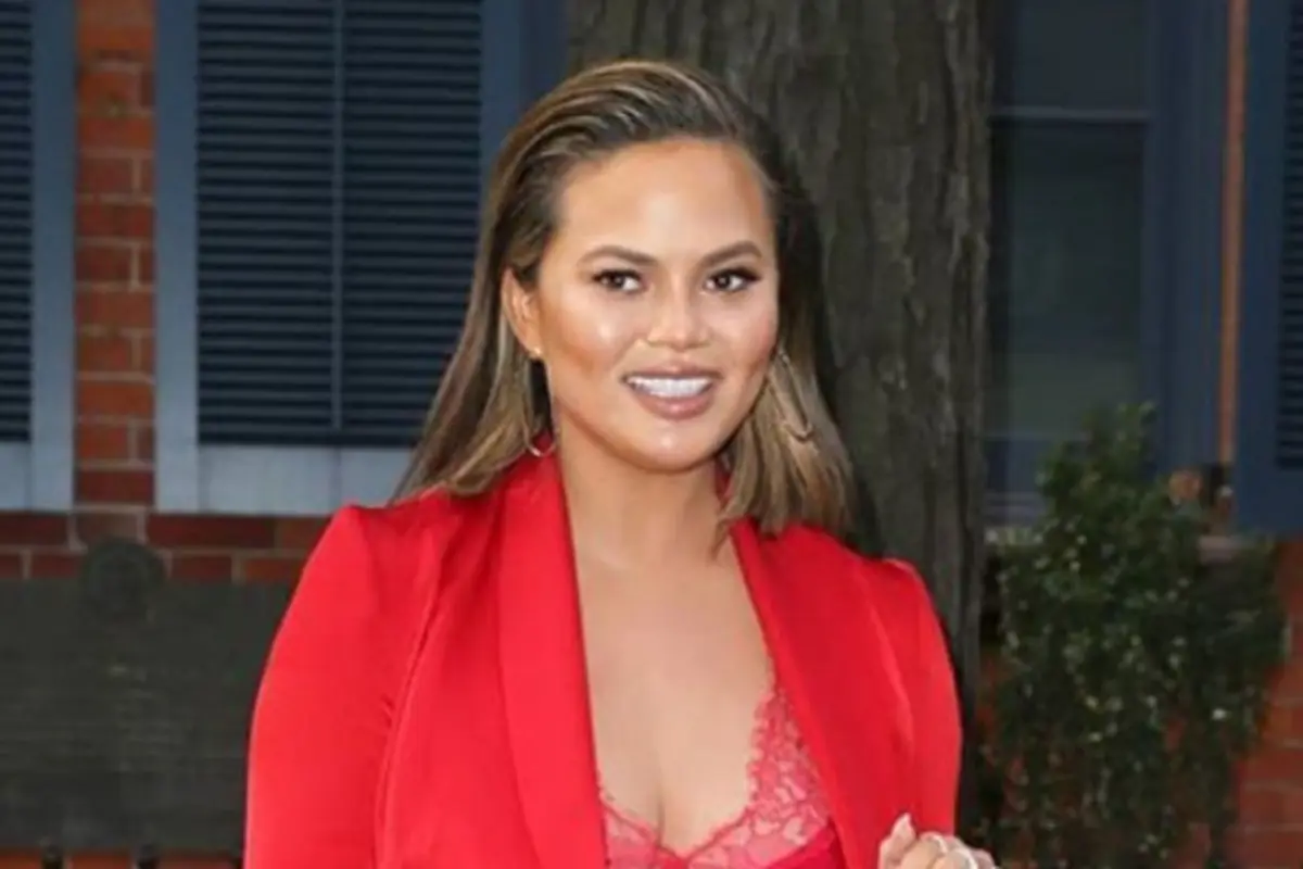 Chrissy Teigen, Wanita Hamil Terseksi Dalam Busana Merah