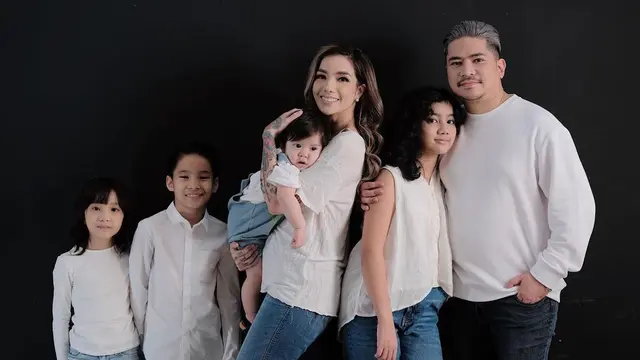 Potret Kompak Sheila Marcia dan Dimas Putra Asuh Anak, Kini Hamil Lagi