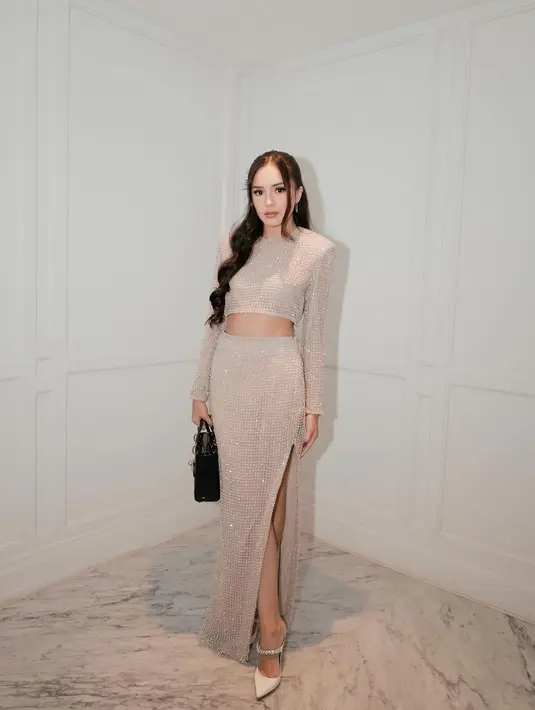Artis yang baru menikah, Beby Tsabina turut hadir mengenakan one set long sleeve top dan mxi skirt with high slit warna beige. Busananya hadir dengan detail bling-bling berkilau.  [Foto: Fimela/bebytsabina].