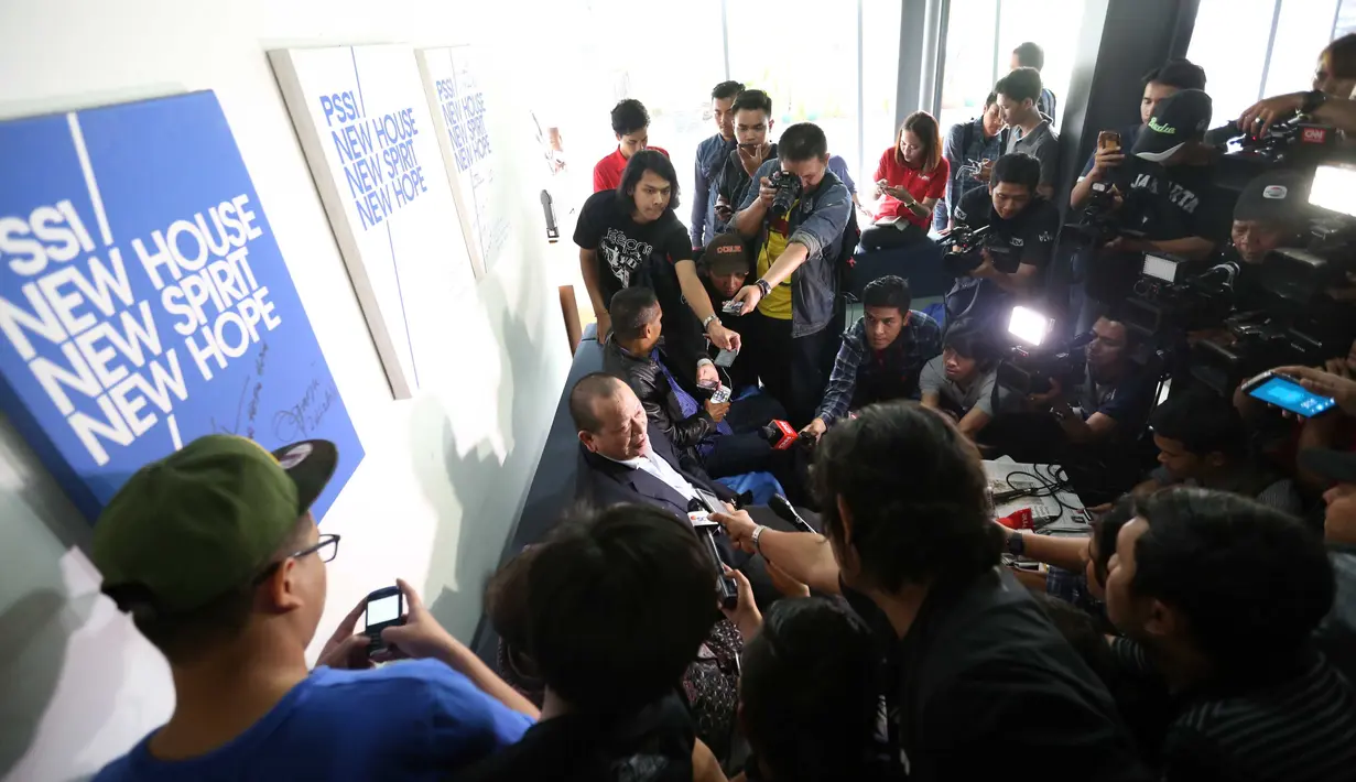 Presiden PSSI La Nyalla Mattalitti (kiri) saat memberi keterangan pers di Kantor PSSI, Senayan, Jakarta, Selasa (3/11/2015). (Bola.com / Nicklas Hanoatubun)