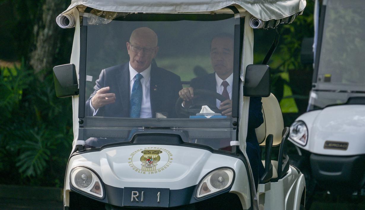 Keduanya tampak berbincang santai sambil menikmati pemandangan Kebun Raya. (BAY ISMOYO / AFP)