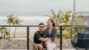 Lihat lagi gaya Nikita Willy saat honeymoon setelah resmi dipersunting oleh Indra Priawan. Momen honeymoon Nikita Willy dan Indra tampaknya lebih ingin mengeksplorasi alam. Di sini, Nikita tampil chic mengenakan atasan blouse sheer bernuansa hitam lengan panjang yang dipadunya dengan celana panjang putih. [Foto: Instagram/nikitawillyofficial94]