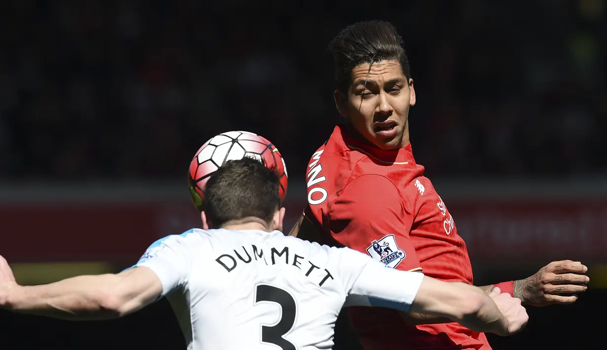 Pemain Liverpool, Roberto Firmino (kanan), berduel dengan pemain Newcastle United, Paul Dummett, dalam laga Liga Inggris di Stadion Anfield, Sabtu (23/4/2016). (AFP/Paul Ellis)