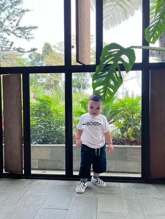 Tampil dengan nuansa monokrom, Ukkasya juga tak kalah menggemaskan ya. [Foto: Instagram/ukkasyahki]