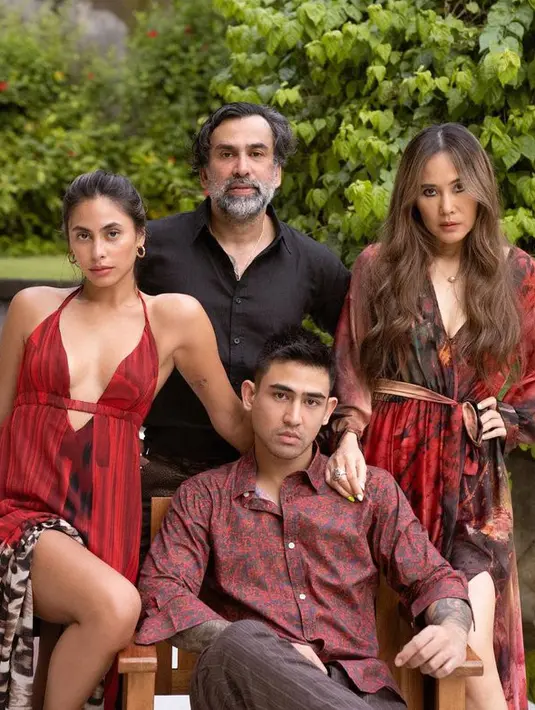 <p>Tak hanya sebagai pasangan, keluarga Ina Thomas disebut juga sebagai hottest family. [Foto: instagram.com/inathomas]</p>