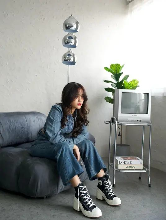 Fuji memadukan cropped denim shirt lengan Panjang dengan celana panjang denim yang serasi. [Foto: Instagram/fuji_an]