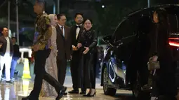 Ketua Dewan Perwakilan Rakyat (DPR) Republik Indonesia, Puan Maharani (kanan) saat tiba di lobby Hotel Raffles, Jakarta, untuk menghadiri resepsi pernikahan anak kedua musisi sekaligus kader Partai Gerindra Ahmad Dhani, El Rumi dan Syifa Hadju, Minggu 26 April 2026 malam. (Kapanlagi.com/Budy Santoso)