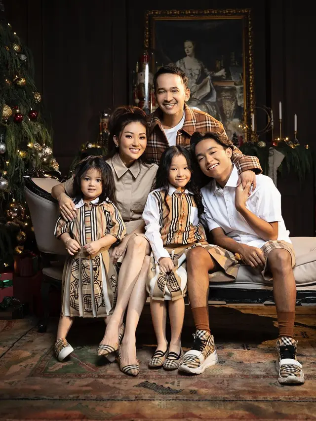 8 Gaya Kompak Artis Rayakan Natal Bersama Keluarga, dari Felicya Angelista hingga Chelsea Islan