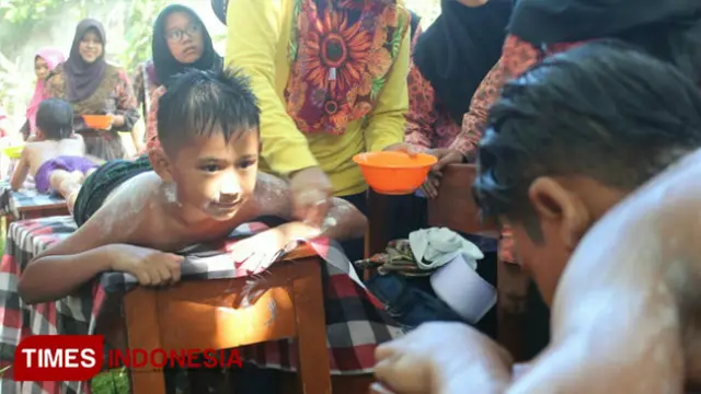Belasan Siswa MI di Kota Batu Jalani Ritual Jamasan Sebelum Dikhitan