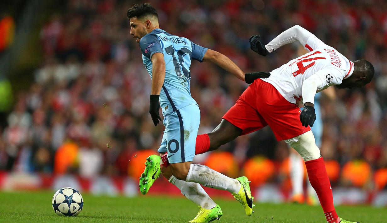 Penyerang Manchester City, Sergio Aguero berusaha melewati gelandang AS Monaco, Tiemoue Bakayoko pada pertandingan Leg pertama 16 besar Liga Champions di stadion Etihad, Inggris (22/2). City menang atas AS Monaco 5-3. (AP Photo / Dave Thompson)