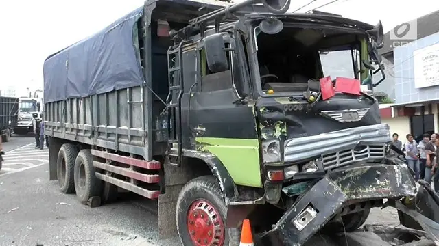 Diduga mengalami rem blong, sebuah truk pengangkut pasir menabrak tujuh kendaraan didepannya, dijalan Fly Over Balaraja, Tangerang.