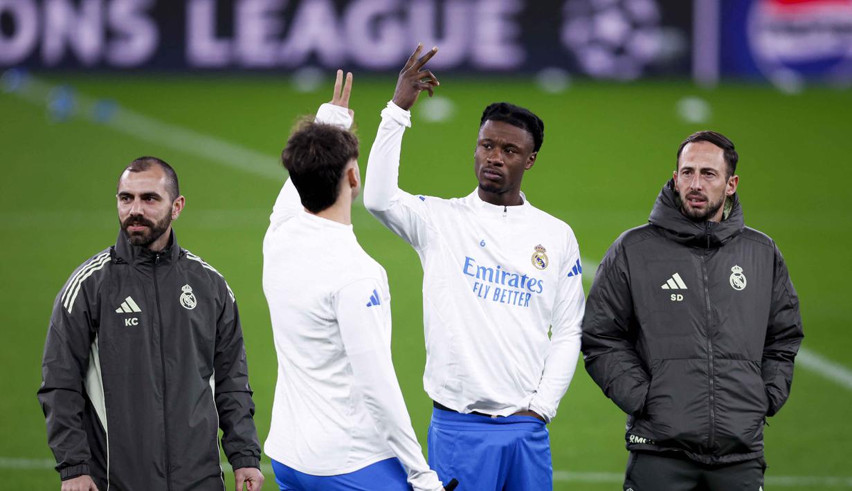 Pelatih sementara Real Madrid, Alvaro Arbeloa mematok target tinggi bagi timnya jelang laga menghadapi Benfica dini hari nanti. Tampak dalam foto, gelandang Real Madrid asal Prancis, Eduardo Camavinga (kedua kana ) memberi isyarat saat sesi latihan jelang matchweek kedelapan Liga Champions 2025-2026 melawan SL Benfica di stadion Luz, Lisbon pada Selasa 27 Januari 2026. (FILIPE AMORIM/AFP)