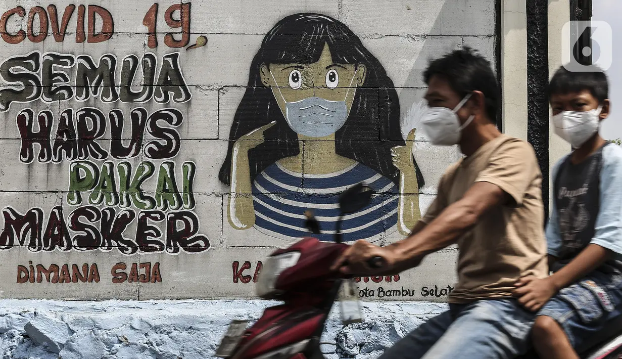 Pengendara melintas dekat mural imbauan untuk mematuhi protokol kesehatan di Jakarta, Selasa (20/7/2021). Kementerian Kesehatan mencatat pasien COVID-19 di Jakarta yang sembuh pada 19 Juli 2021 sebanyak 12.674 atau meningkat dibandingkan 18 Juli 2021 sebanyak 11.857 orang. (Liputan6.com/Johan Tallo)
