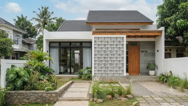 Model Fasad Rumah dengan Perpaduan Roster dan Batu Andesit yang Elegan