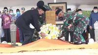 Menko PMK Muhadjir Effendy memimpin prosesi upacara pemakaman mantan Menteri Pendidikan Abdul Malik Fadjar di TMP Kalibata. (Dok: Kemenko PMK)
