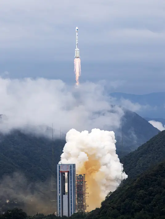 Roket pengangkut membawa satelit terakhir dari Sistem Satelit Navigasi BeiDou (BeiDou Navigation Satellite System/BDS) lepas landas dari Pusat Peluncuran Satelit Xichang, Sichuan, China, Selasa (23/6/2020). Ini menandai tuntasnya pemosisian sistem navigasi global satelit BDS. (Xinhua/Jiang Hongjing)