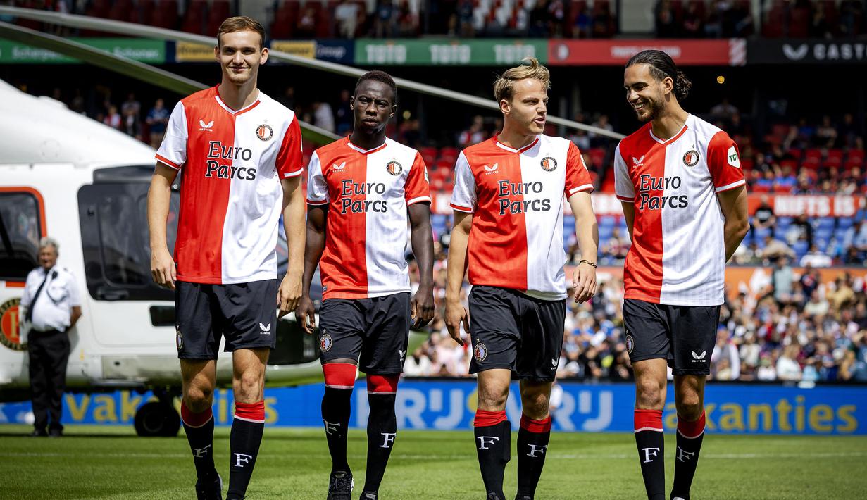 Empat pemain baru Feyenoord (dari kiri) Thomas Beelen, Yankuba Minteh, Thomas van den Belt dan Ramiz Zerrouki saat diperkenalkan di De Kuip stadium, Rotterdam (16/7/2023). Yankuba Minteh didatangkan Newcastle United dari Odense BK dengan nilai transfer 8 juta euro atau setara Rp134 miliar. Untuk menambah jam terbang, ia langsung dipinjamkan The Magpies ke Feyenoord selama semuism hingga 30 Juni 2024. (AFP/ANP/Robin van Lonkhuijsen)