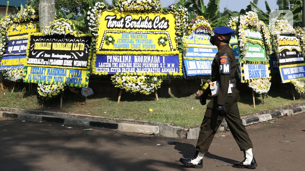FOTO: Karangan Bunga Hiasi Area Rumah Duka Almarhum Pramono Edhie Wibowo