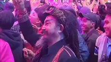 Siapa sangka di balik tampang sangar itu, Limbad memiliki sisi lembut. Kejutan terjadi ketika ia kepergok menghadiri konser girlband JKT48, di mana momen tersebut membuat publik tak habis pikir. Limbad tampak asyik menikmati pertunjukan di tengah para penonton. (Liputan6.com/IG/@limbadindonesia)