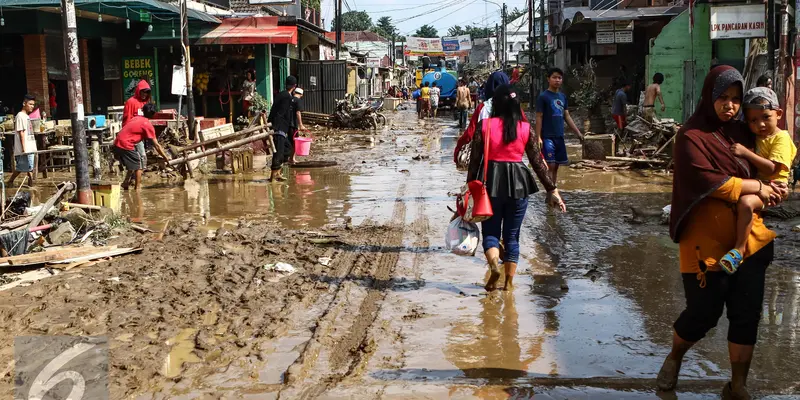 20160422- Banjir Sisakan Lumpur di Sepanjang Jalan Pondok Gede Permai-Bekasi- Fery Pradolo