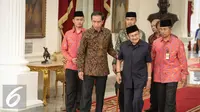 Mantan  Presiden Ke-3 RI Baharuddin Jusuf Habibie didampingi Presiden Joko Widodo berjalan keluar usai makan siang di Istana Merdeka, Jakarta, Selasa (13/10/2015). (Liputan6.com/Faizal Fanani)