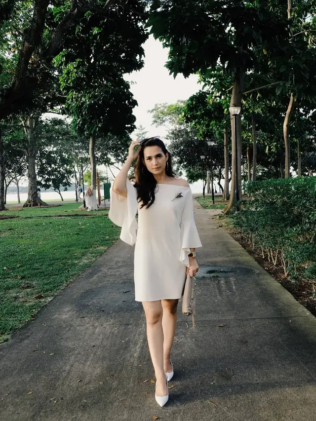 7 Gaya Mayang Yudittia saat Pakai Simple Dress, Tampil Menawan